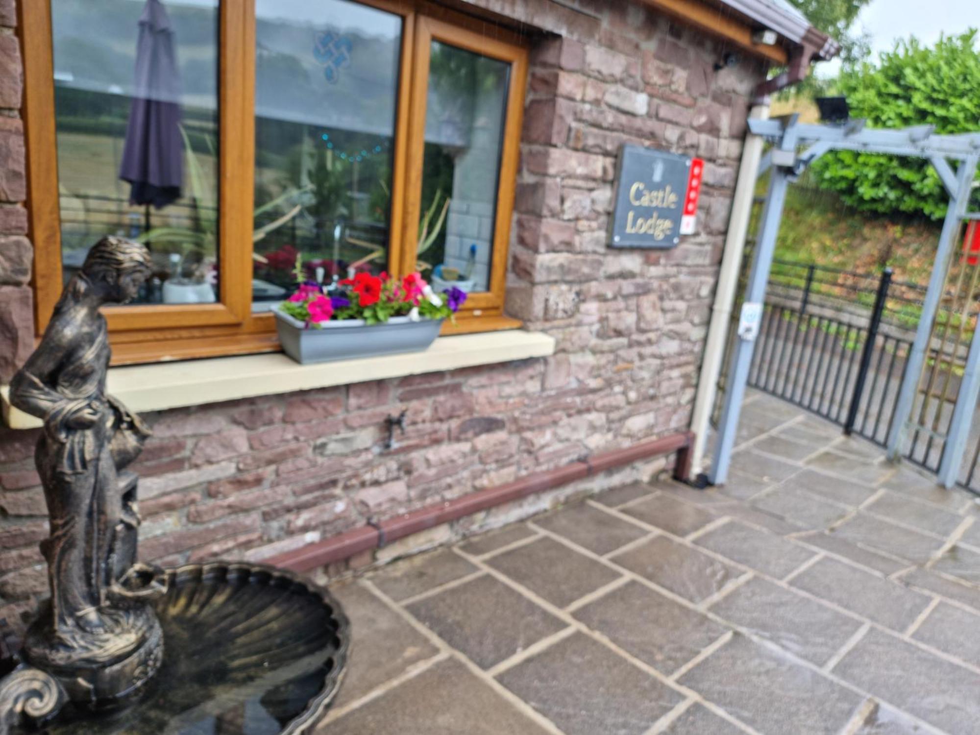 Castle Lodge - Brecon Beacons Accommodation Sennybridge Exterior foto